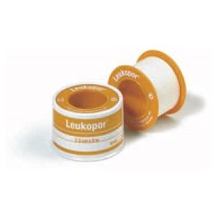 CEROTTO ADESIVO IPOALLERGENICO LEUKOPOR. SUPPORTO: TESSUTO NON TESSUTO BIANCO DI POLIESTERE E VISCOSA ADESIVO POLIACRILICO SENZA RESINE E GOMME NATURALI. 5X5CM MUTABILE